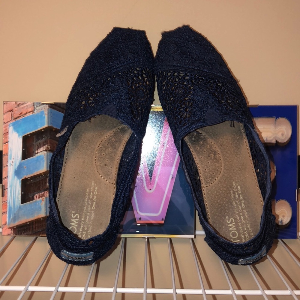 Dark lace toms